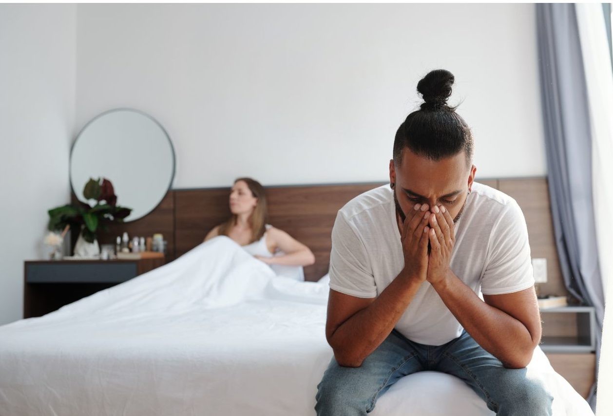 ED(勃起不全)の悩みで一人抱え込む男性のイメージ