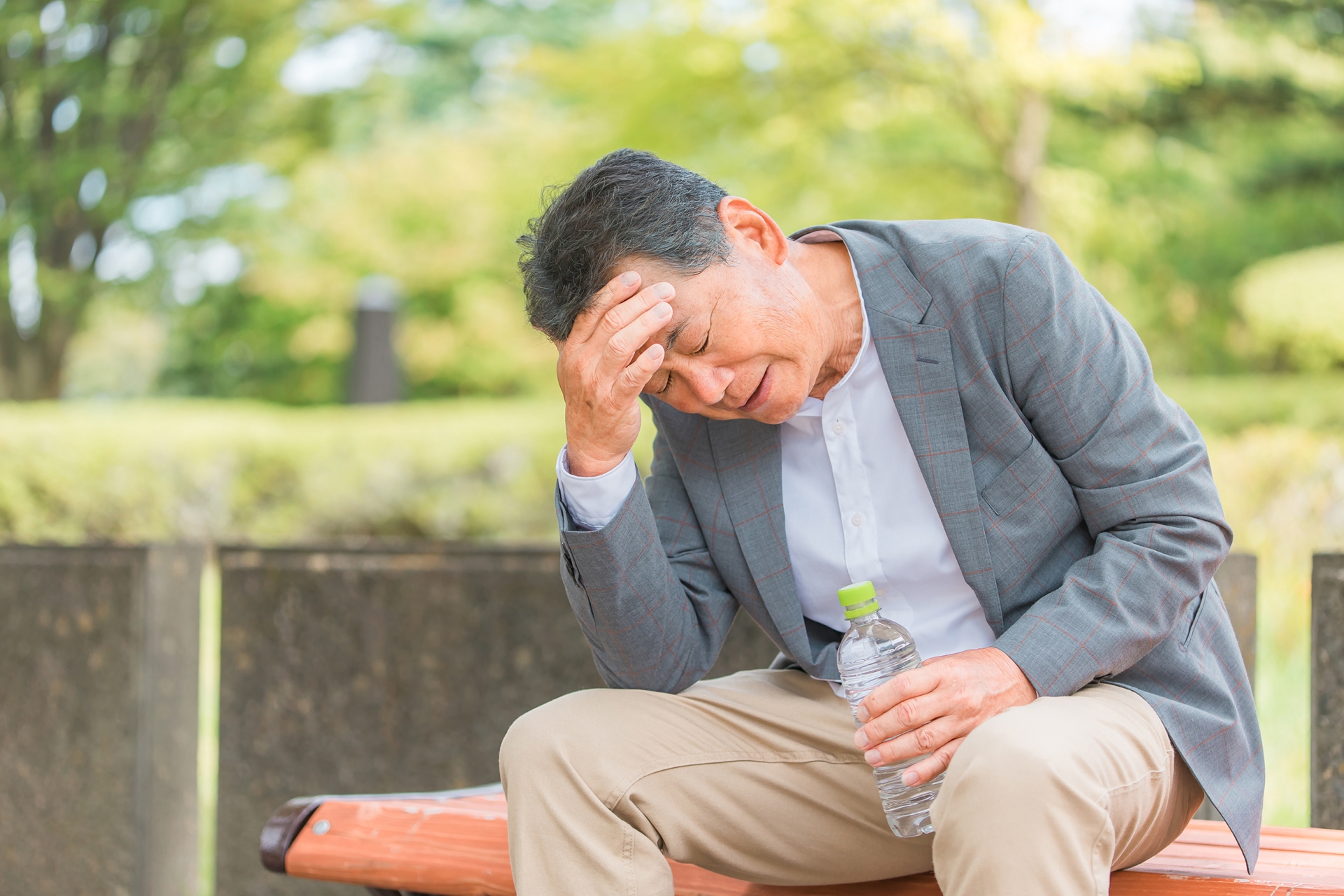 男性更年期障害で悩む中年男性